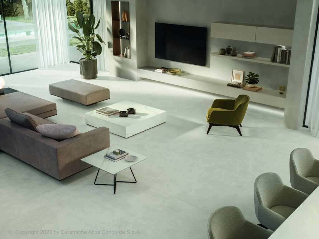 Helles, modern eingerichtetes Wohnzimmer mit grossen Fensterfronten – Symbolbild für Beratung zu Umbau, Innenausbau und Sanierungen aus einer Hand von Nadira Bau AG.