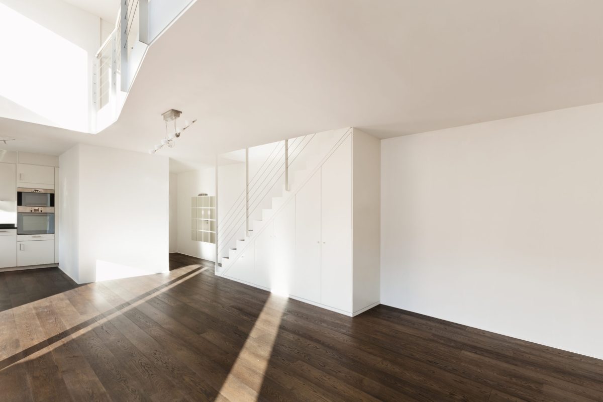 Dunkler Parkettboden in einem hellen, offenen Wohnraum mit viel Tageslicht.