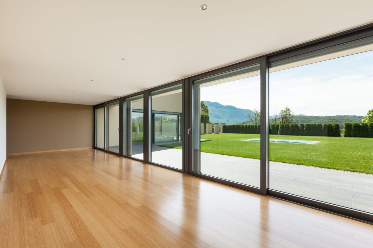 Bodentiefe Schiebetüren mit grosser Fensterfront für lichtdurchflutete Wohnräume und direktem Zugang zum Garten.