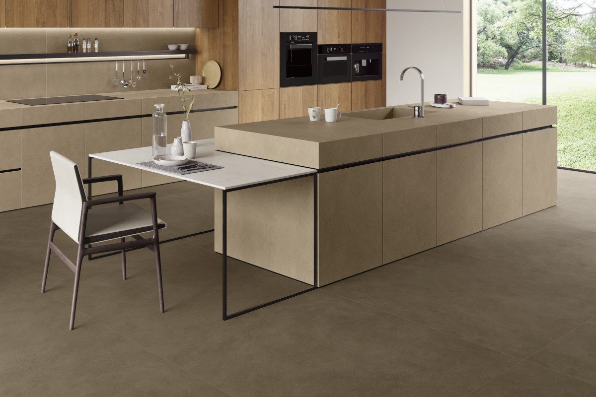 Moderne neue Küche mit integrierter Kochinsel, elegantem Wasserhahn, Holzelementen und angebautem Esstischmodul.