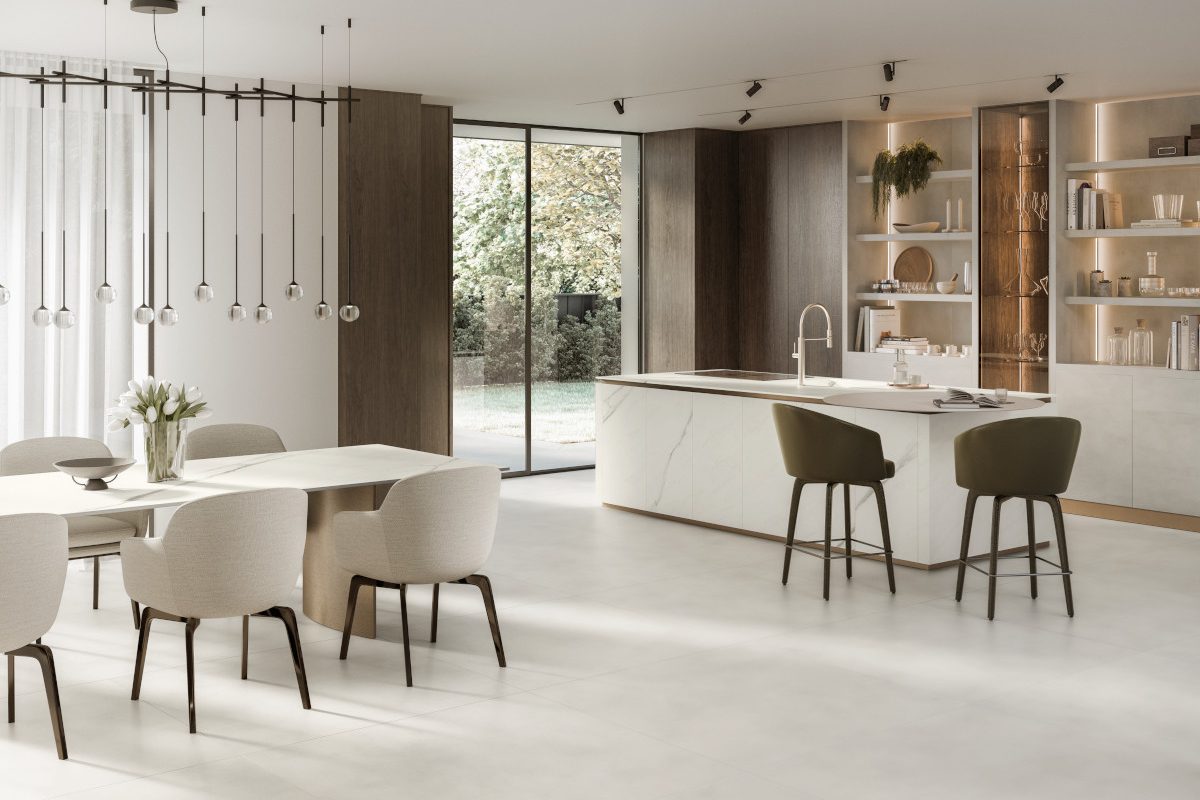 Moderne neue Küche mit Kochinsel in Marmoroptik und offenem Essbereich in hellen Naturtönen.