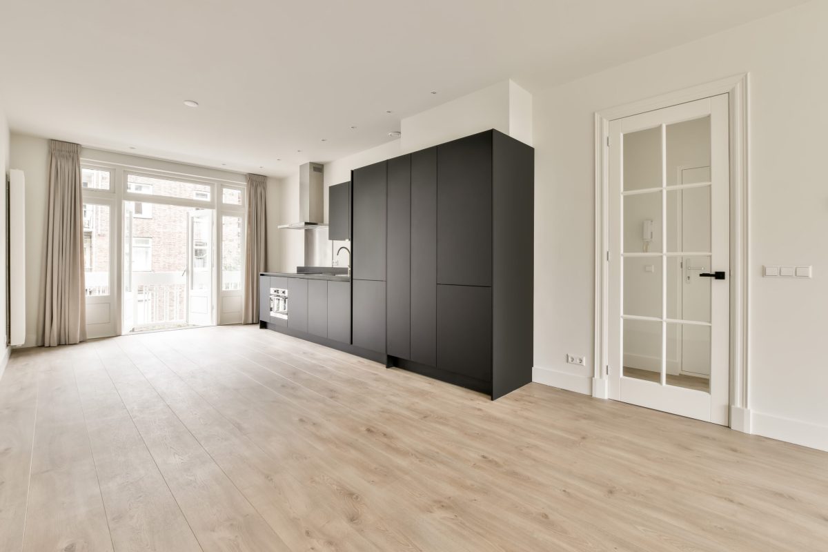 Heller Holz-Bodenbelag in einem modernen, offenen Wohnraum mit viel Tageslicht.