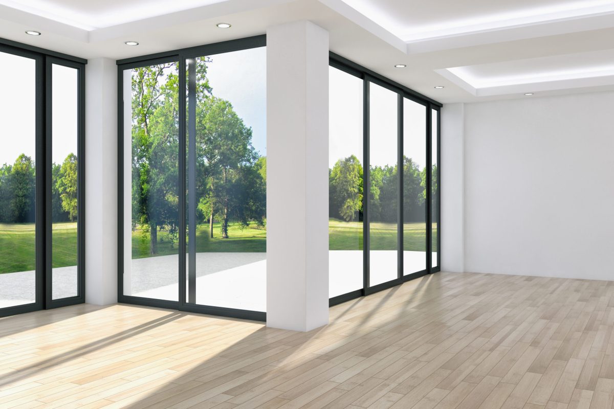 Grosse bodentiefe Fensterfront für lichtdurchflutete Wohnräume mit Blick ins Grüne.