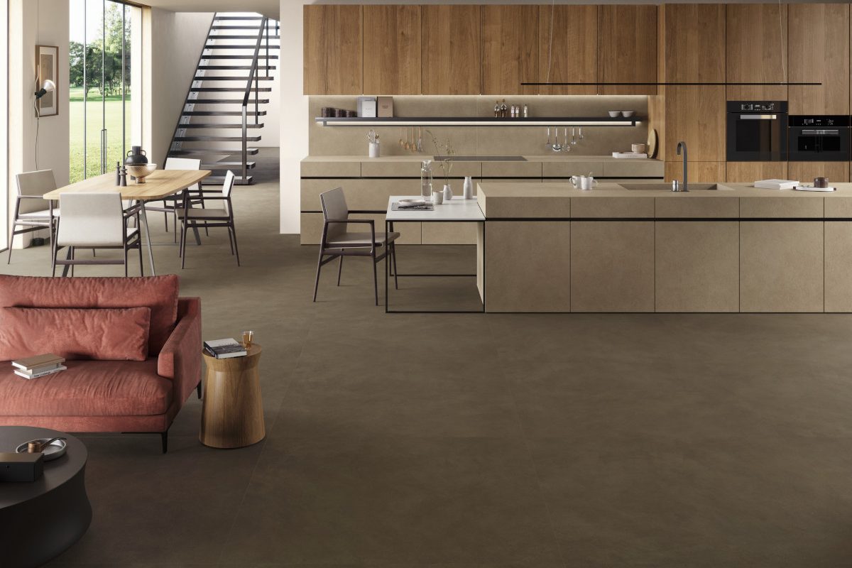 Offene neue Küche mit grosszügiger Kochinsel, Holzelementen und integriertem Essbereich.