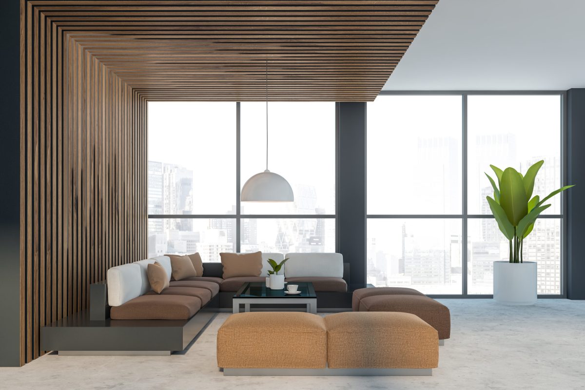 Heller Bodenbelag in modernem Wohnraum mit grossen Fensterfronten und minimalistischer Einrichtung.