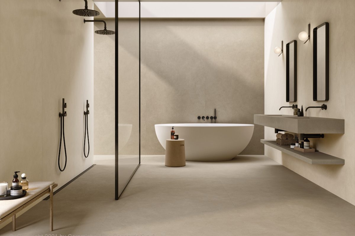Modernes Badezimmer in warmen Beige-Tönen mit freistehender Badewanne, Walk-in-Dusche und minimalistischer Waschtischlösung.